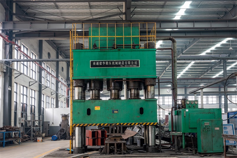 Four-column hydraulic machine
