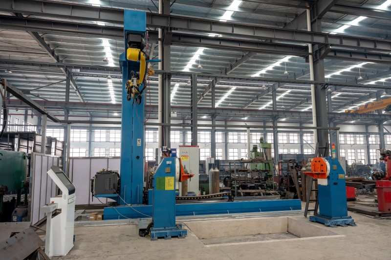 Large-scale welding robot